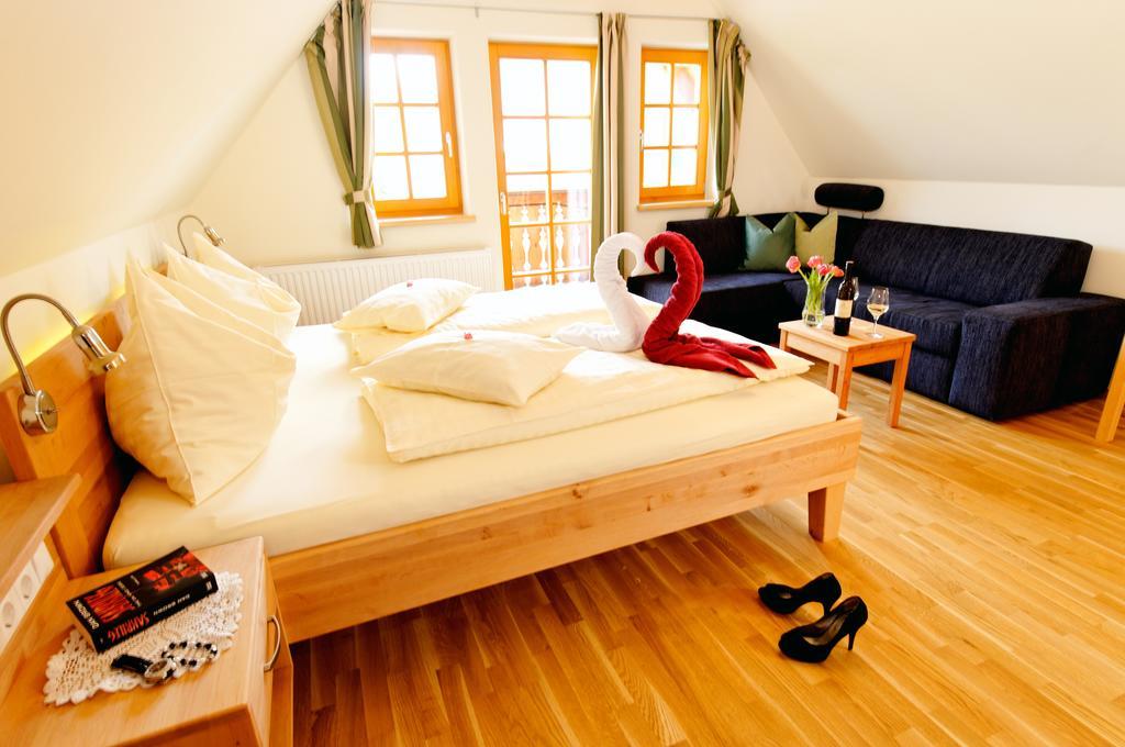 Weingut Winzerzimmer Rothschaedl ロイトシャッハ 部屋 写真