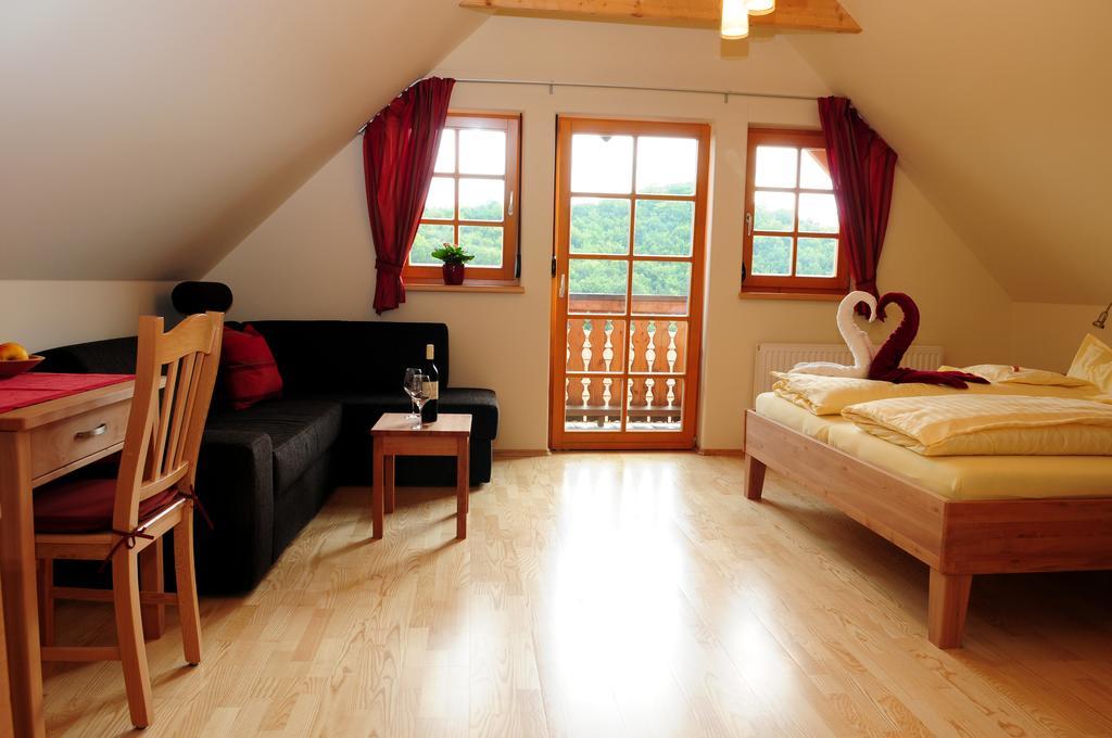 Weingut Winzerzimmer Rothschaedl ロイトシャッハ 部屋 写真